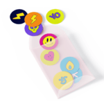 Pakketje vol met kleurrijke sticker