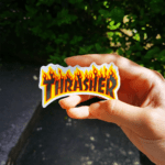 De custom sticker wordt vast gehouden