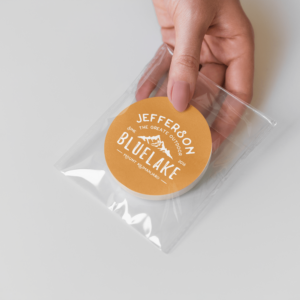 Een kleurrijke sticker op een plastic zakje, met stickers op rol