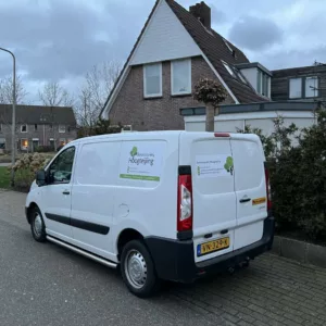 Magneet sticker op een wit busje